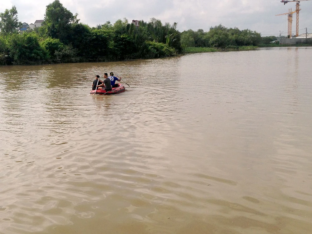 Tiếp tục tìm kiếm bé gái dưới sông Giồng Ông Tố ảnh 4